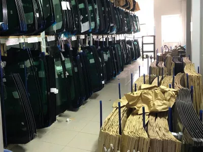 THAY Kính Chắn Gió Xe Ford Fiesta